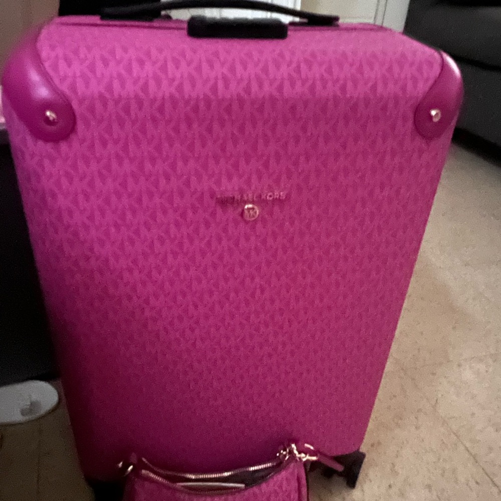 I’m selling a suitcase I only used one time